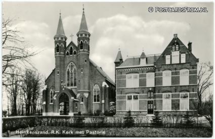 ansichtkaart: Heinkenszand, R.K. Kerk met Pastorie