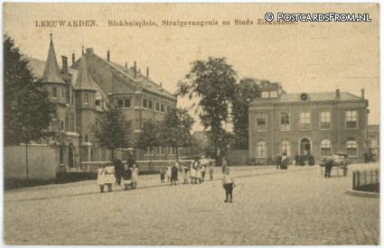 ansichtkaart: Leeuwarden, Blokhuisplein, Strafgevangenis en Stadsziekenhuis