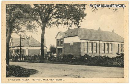 ansichtkaart: Frieschepalen, School met den Bijvel