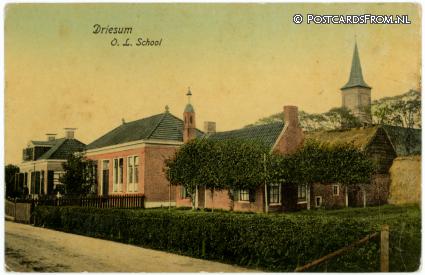 ansichtkaart: Driesum, O.L. School
