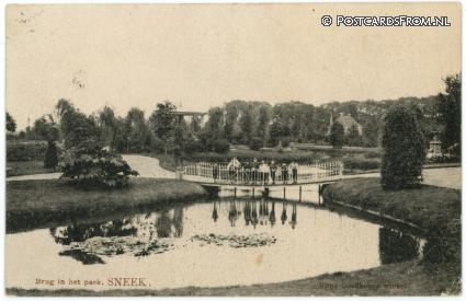 ansichtkaart: Sneek, Brug in het Park