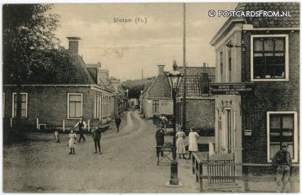 ansichtkaart: Sloten FR, Herberg-Stalling. Wachtkamer voor Stoombooten J. Bokma