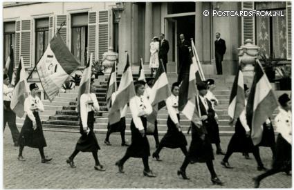 ansichtkaart: Soestdijk, Bezoek Kon. Wilhelmina, aan de wereld jamboree op 31 juli 1937