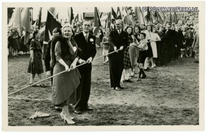 ansichtkaart: Rotterdam, Sparta-Stadion. Koningin en Prins hijsen het heiblok