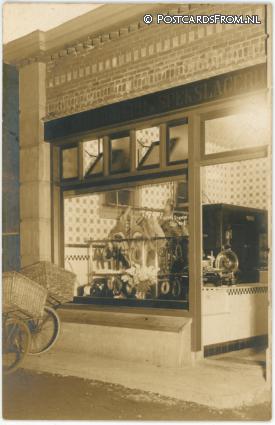 ansichtkaart: Oude Wetering, Kerkstraat 31. Vleeshouwerij W.M. van Staveren