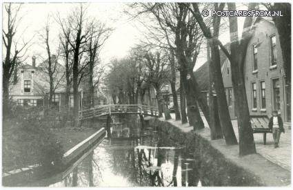 Koog aan de Zaan, ? Badhuis links, rechts bakkerij van Weel? ansichtkaart: Koog aan de Zaan, ? Badhuis links, rechts bakkerij van Weel?