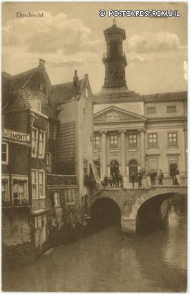 ansichtkaart: Dordrecht, Stadhuis. Winkel D. Monte