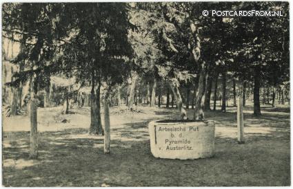 ansichtkaart: Austerlitz, Artesische Put b.d. Pyramide v. Austerlitz