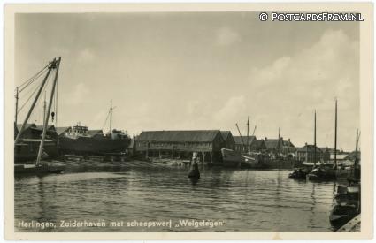 ansichtkaart: Harlingen, Zuiderhaven met scheepswerf 'Welgelegen'