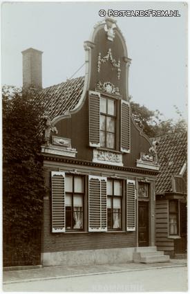 ansichtkaart: Krommenie, Oude gevel Z. Hoofdstraat