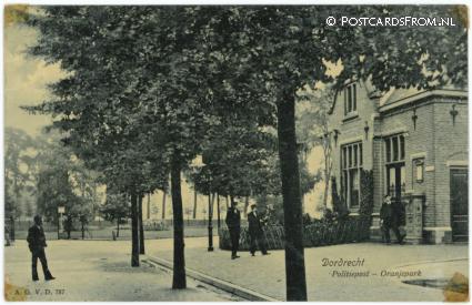 ansichtkaart: Dordrecht, Politiepost - Oranjepark