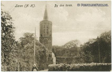 Laren NH, Bij den toren ansichtkaart: Laren NH, Bij den toren