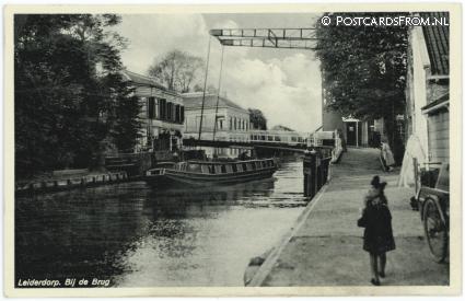 ansichtkaart: Leiderdorp, Bij de Brug