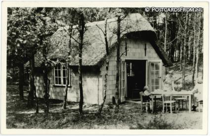 ansichtkaart: Grolloo, Bonds-Kampeercentrum 'De Berenkuil'. Een onzer Bungalows