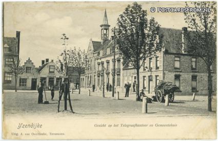ansichtkaart: IJzendijke, Gezicht op het Telegraafkantoor en Gemeentehuis