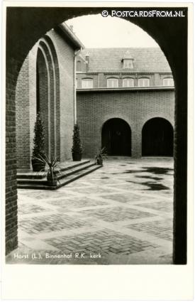 Horst, Binnenhof R.K. Kerk ansichtkaart: Horst, Binnenhof R.K. Kerk