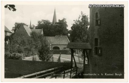 ansichtkaart: 's-Heerenberg, Kijkje i.d. voorburcht v.h. Kasteel Bergh