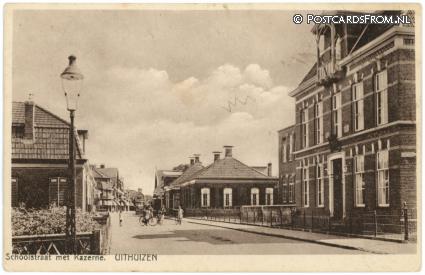 ansichtkaart: Uithuizen, Schoolstraat met Kazerne