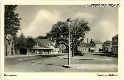 ansichtkaart: Castricum, Bakkum. Dorpsstraat