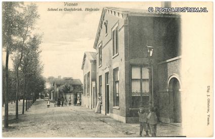 ansichtkaart: Vianen UT, School en Gasfabriek. Hofplein