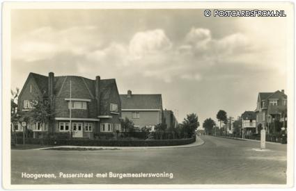 Hoogeveen, Pesserstraat met Burgemeesterswoning ansichtkaart: Hoogeveen, Pesserstraat met Burgemeesterswoning