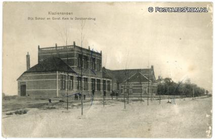 ansichtkaart: Klazienaveen, Bijz. School en Geref. Kerk te Dordtschebrug
