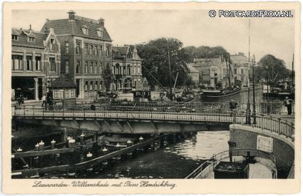 ansichtkaart: Leeuwarden, Willemskade met Prins Hendrikbrug. Geldersche Credietvereeniging