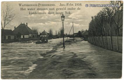 Purmerend, Watersnood Jan. Febr.1916 water stroomt onder kistdammen door ansichtkaart: Purmerend, Watersnood Jan. Febr.1916 water stroomt onder kistdammen door