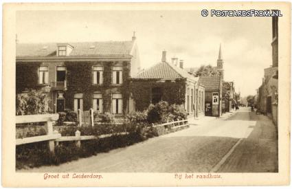 ansichtkaart: Leiderdorp, Bij het raadhuis