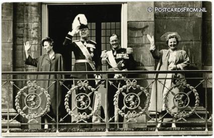 ansichtkaart: Amsterdam, Koning Gustaaf VI Adolf en Koningin Louisa van Zweden paleis