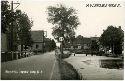 Bleiswijk, Ingang Dorp N.Z. Cafe 'Rust Even' J. Straver ansichtkaart: Bleiswijk, Ingang Dorp N.Z. Cafe 'Rust Even' J. Straver