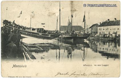 ansichtkaart: Maassluis, Afloopen van een Logger