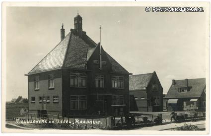 ansichtkaart: Nieuwerkerk ad IJssel, Raadhuis