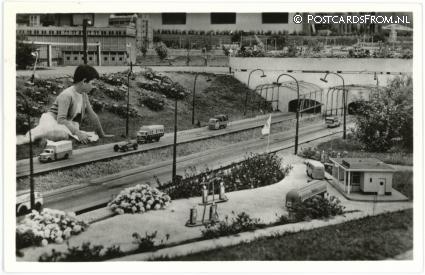 's-Gravenhage, Miniatuurstad 'Madurodam'. Autosnelbaan ansichtkaart: 's-Gravenhage, Miniatuurstad 'Madurodam'. Autosnelbaan