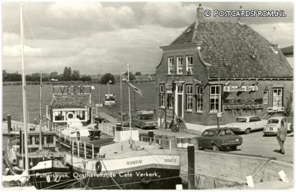 ansichtkaart: Puttershoek, Oosthavenzijde. Cafe Verkerk