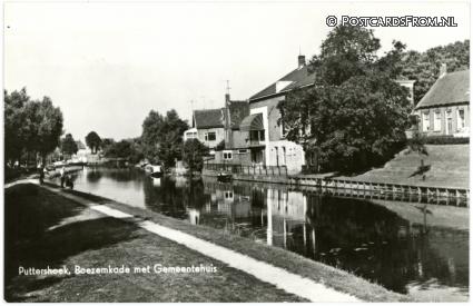 Puttershoek, Boezemkade met Gemeentehuis ansichtkaart: Puttershoek, Boezemkade met Gemeentehuis