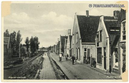 ansichtkaart: Puttershoek, Weverseinde. Winkel L. v.d. Broek