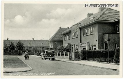 Rijnsburg, Hofstraat met Julianaschool ansichtkaart: Rijnsburg, Hofstraat met Julianaschool