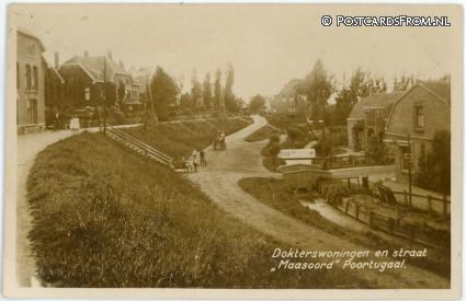 ansichtkaart: Poortugaal, Dokterswoningen en straat 'Maasoord'