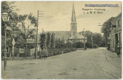 ansichtkaart: Oegstgeest, Haagschhe straatweg b.d. R.K. Kerk