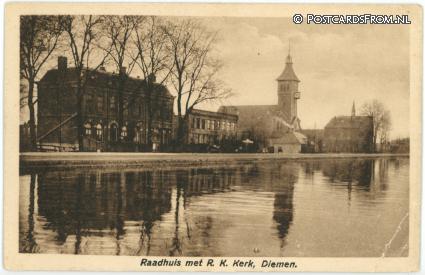 ansichtkaart: Diemen, Raadhuis met R.K. Kerk