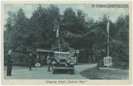 ansichtkaart: Vught, Uitgang Hotel 'Yzeren Man'