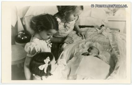 Soestdijk, De eerste foto van de 4 prinsesjes. 18 Feb. 1947 ansichtkaart: Soestdijk, De eerste foto van de 4 prinsesjes. 18 Feb. 1947