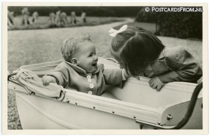 ansichtkaart: --, Prinses Margriet met Prinses Marijke