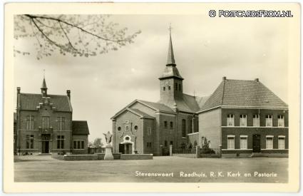 ansichtkaart: Stevensweert, Raadhuis, R.K. Kerk en Pastorie