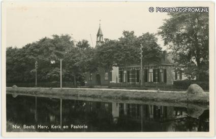 ansichtkaart: Nij Beets, Herv. Kerk en Pastorie