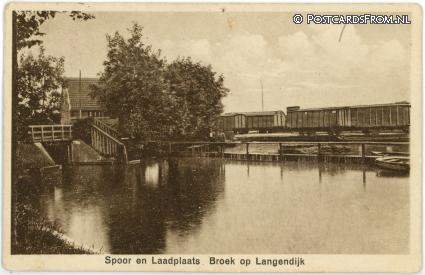 ansichtkaart: Broek op Langedijk, Spoor en Laadplaats