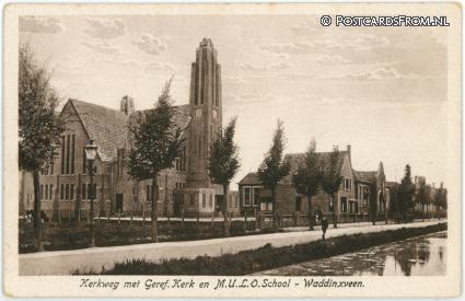 ansichtkaart: Waddinxveen, Kerkweg met Geref. Kerk en MULO School