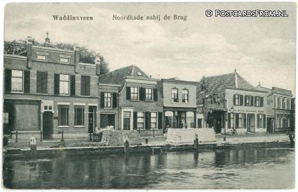 ansichtkaart: Waddinxveen, Noordkade nabij de Brug