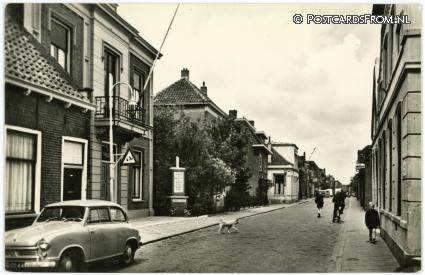 Zevenhuizen ZH, Dorpstraat met monument ansichtkaart: Zevenhuizen ZH, Dorpstraat met monument